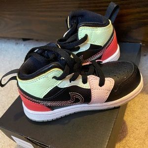 Jordan 1 MID